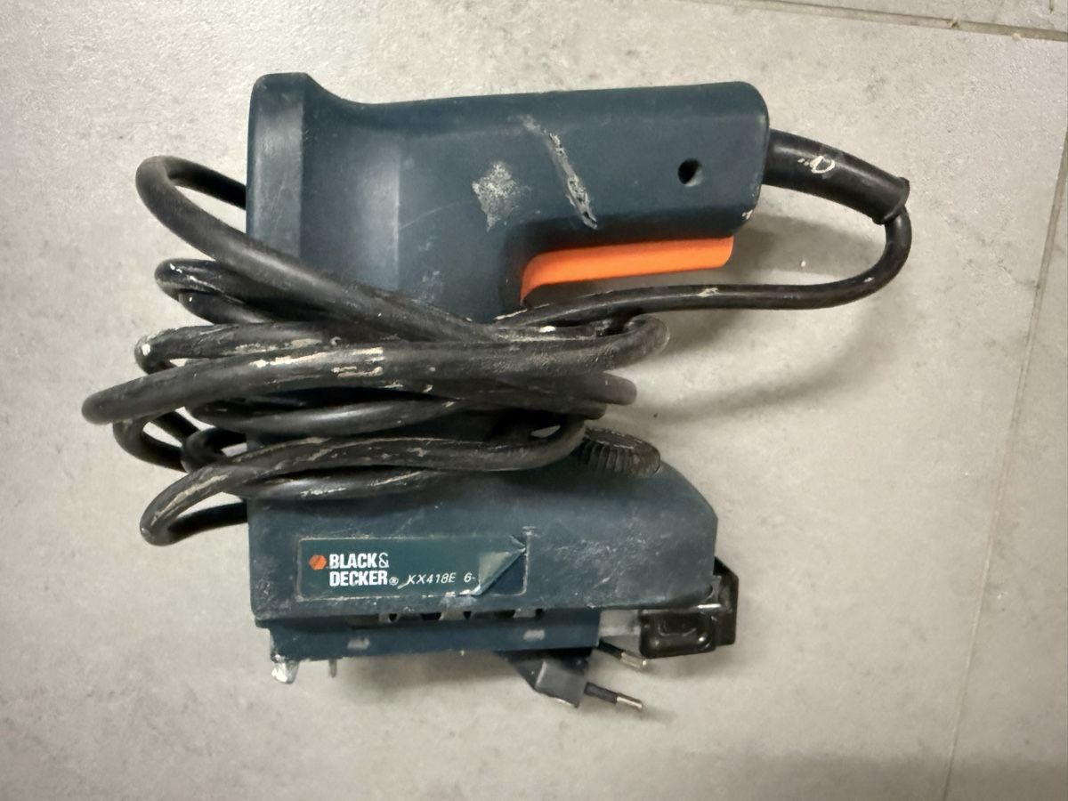 Tutte le macchine: elektrischer Tacker von Black & Decker, Modell KX418E – Usato da Möhlin venduto da mza84