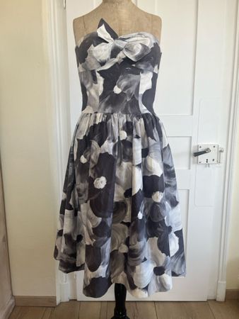Elegantes Sommerkleid mit Blumenmuster, Grösse 36/S