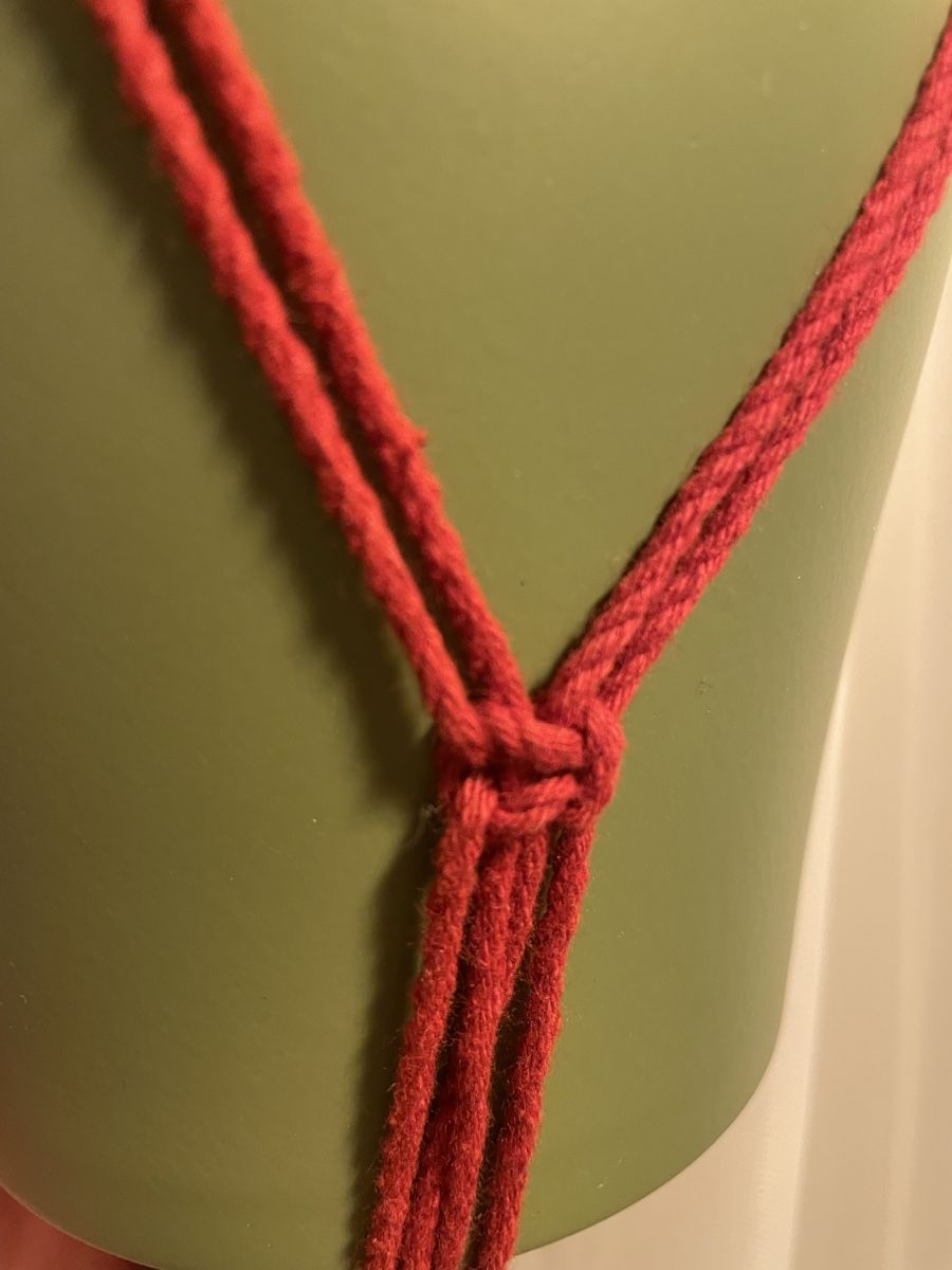 Tutte le decorazioni: Handgemachte Makramee-Blumenampel, rot, neuwertig! – Nuovo (secondo la descrizione) da Biel-Benken BL venduto da Marsha02 3