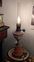 Antike elektrische Tischlampe mit Glaszylinder