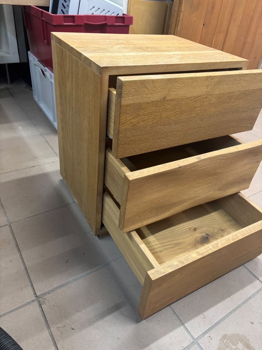 Tables de nuit: Holznachttisch auch Eiche  – D'occasion à Rickenbach BL par eumlin 2