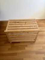 Praktische Holztruhe mit herausnehmbaren Stoffsack