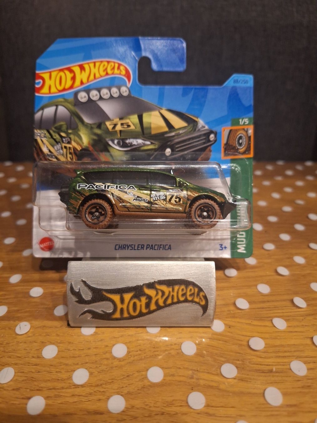 Hot Wheels Modellini d'auto: Hot Wheels Mud Studs 2023 Chrysler Pacifica 1/5 S – Nuovo e nell'imballaggio originale da Adlikon venduto da Mmartin0