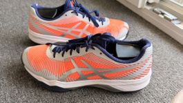  ASICS volley  femme taille 39.5 orange et bleu 