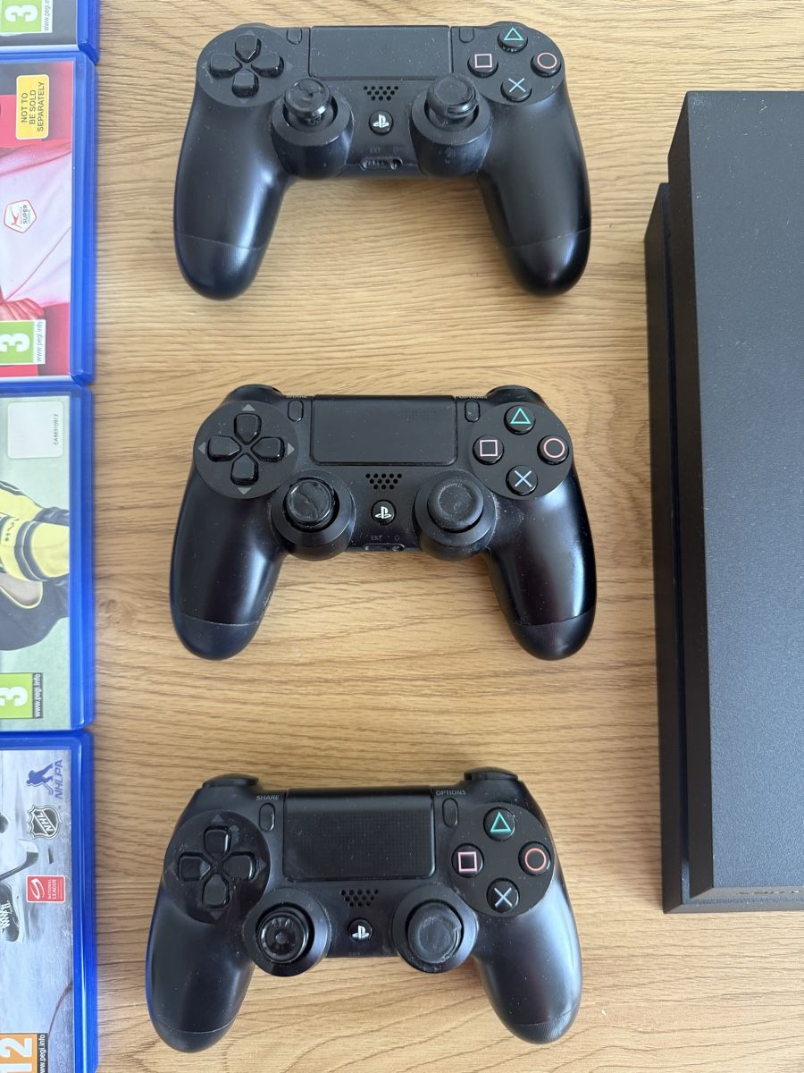 Sony Console: Sony Playstation  – PS4 inkl. Spiele und Controller – Usato da Fribourg venduto da AngeAvecH 2
