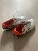 Chaussures de football Nike blanc orange taille 40 bon état