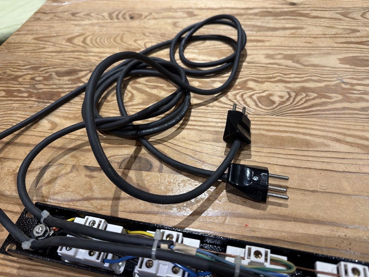 Alimentazione elettrica: EDV/Event Rack FLF Stromverteiler 19 Zoll – Usato da Frutigen venduto da Starter0 5