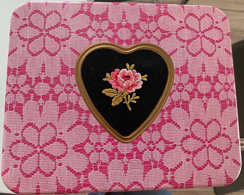 Contenitori & Simili: Vintage Keksdose mit Stickmotiv – Usato da Hausen AG venduto da corinne_g