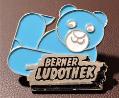 Q828 - Pin Bern Berner Ludothek / Blauer Bär