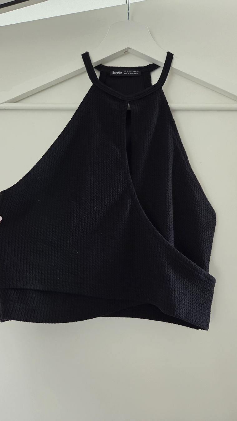 Bershka Top: Schwarzes Crop-Top Gr S von Bershka  – Nuovo (secondo la descrizione) da Courgevaux venduto da mel_v6qd 1