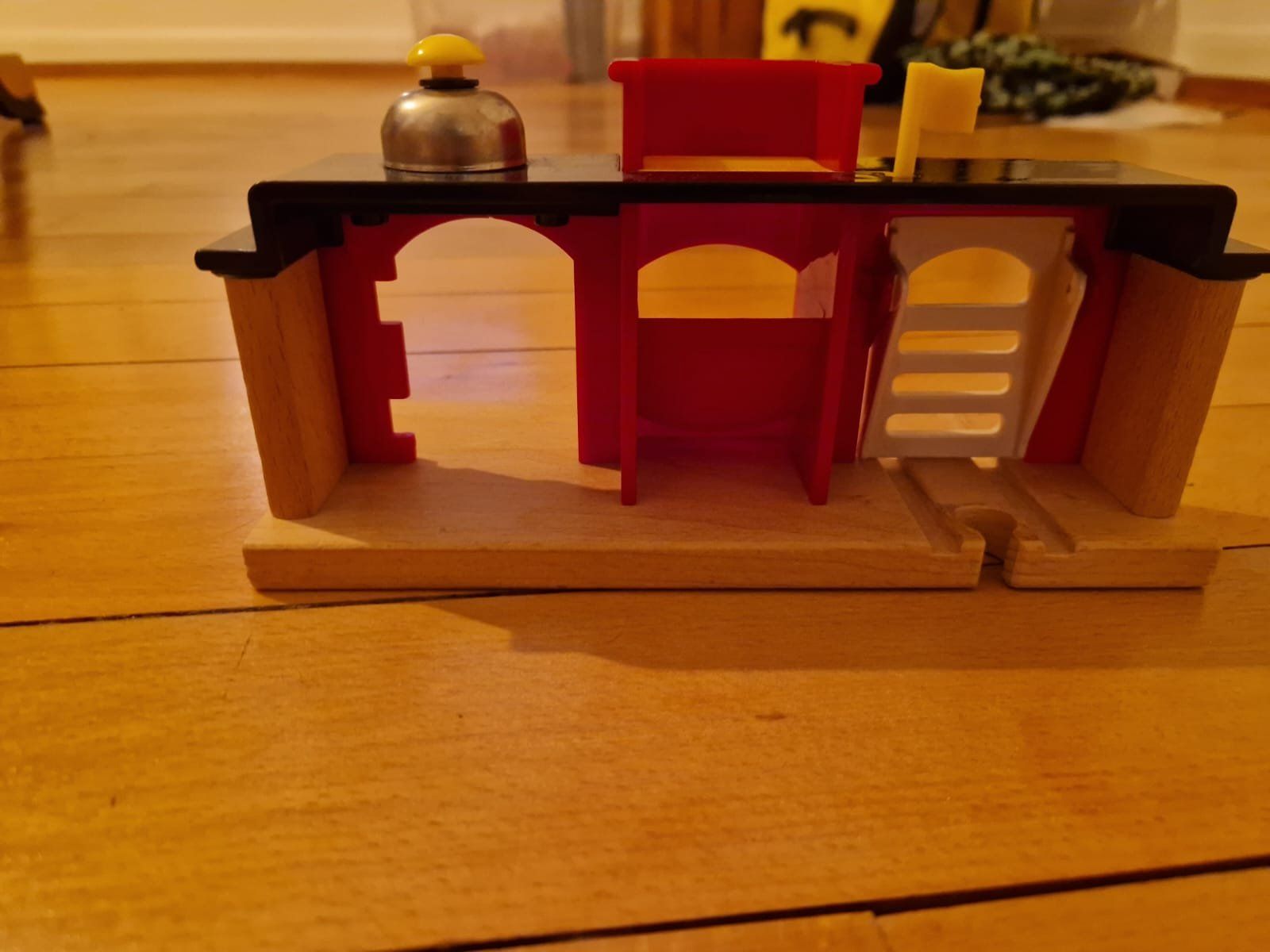 Brio Giocattoli: BRIO Feuerwache 33589 – Difettoso da Zürich venduto da mbudgetfan 1
