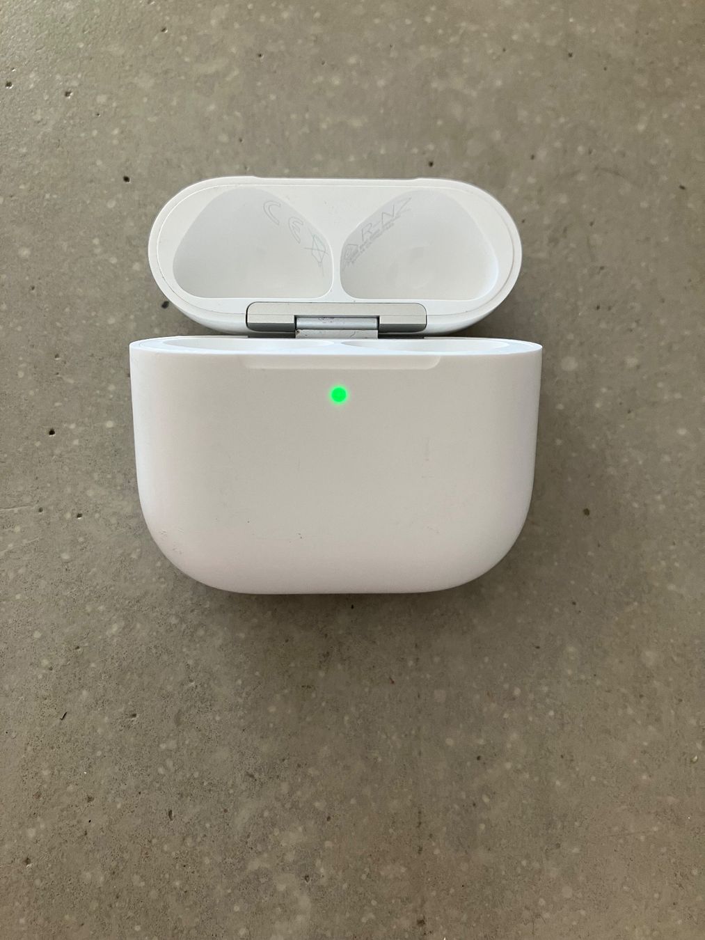 Apple Casques audio: APPLE AIRPODS 4 CASE – D'occasion à Lausanne par mr.v