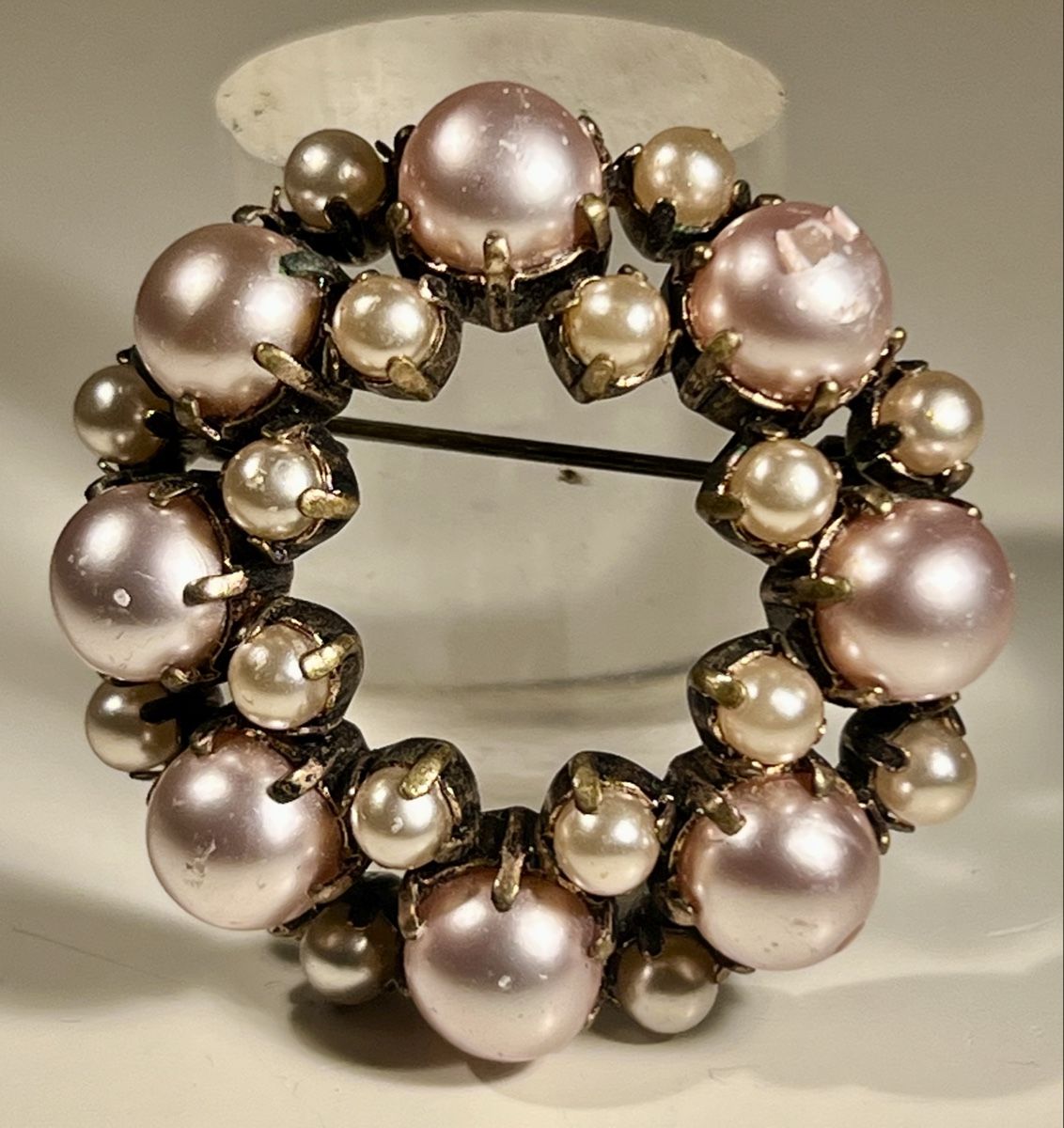 Spille & Fermagli: Broche vintage avec perles rose et crème – Usato da Genève venduto da DELIRBEADS