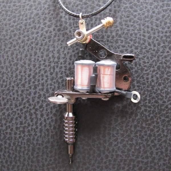 Altri gioielli: Anhänger mit Kette Tattoo Machine III – Nuovo (secondo la descrizione) da Schwanden GL venduto da UHRKNALL