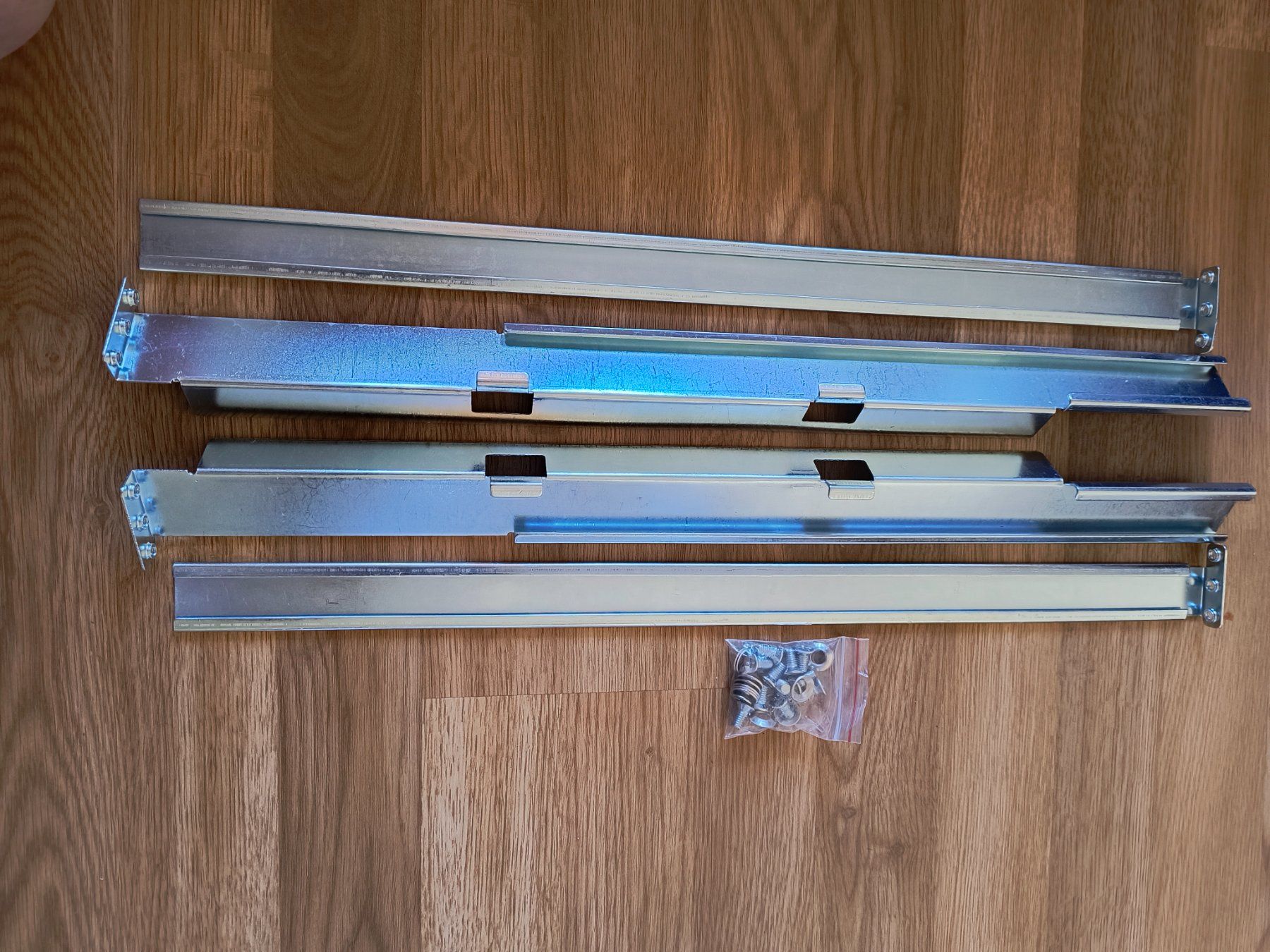 Racks & Ständer: Eaton Tripp Lite 4POSTRAILKITWM 4-Post Rack-Mount Shelf Kit – Gebraucht aus Grenchen von Charly15011969