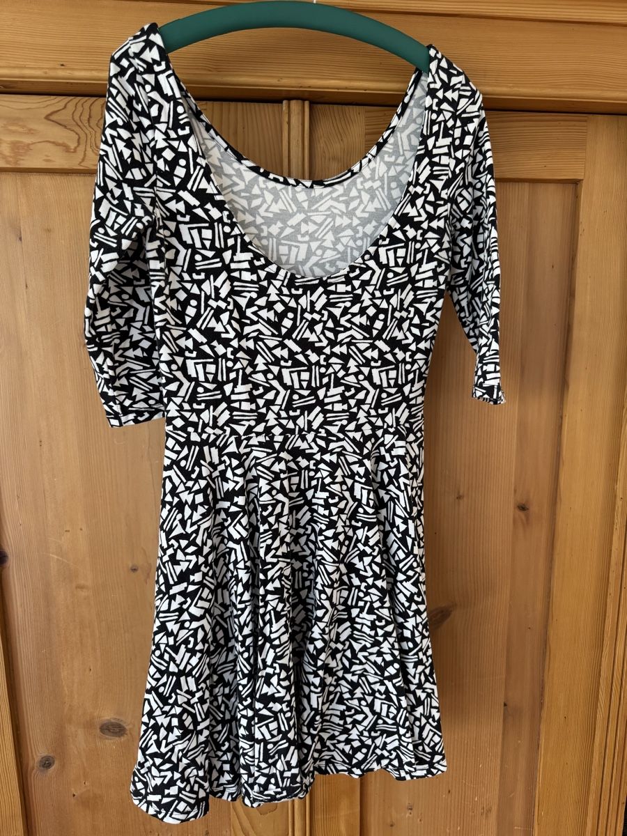 Kleider: Kleid schwarz-weiss gemustert Grösse M – Gebraucht aus Honau von sainj 1
