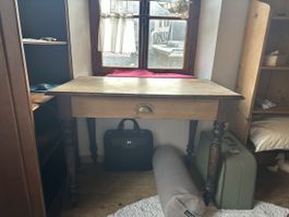 Antiker Küchentisch mit Schublade