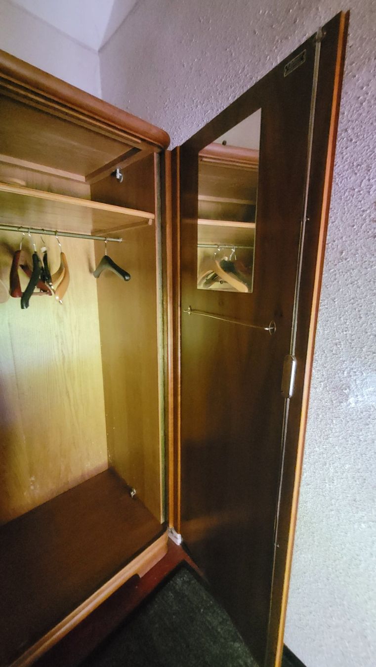 Armadi: Holzschrank 3-türig – Usato da Aarwangen venduto da Striezi01 3