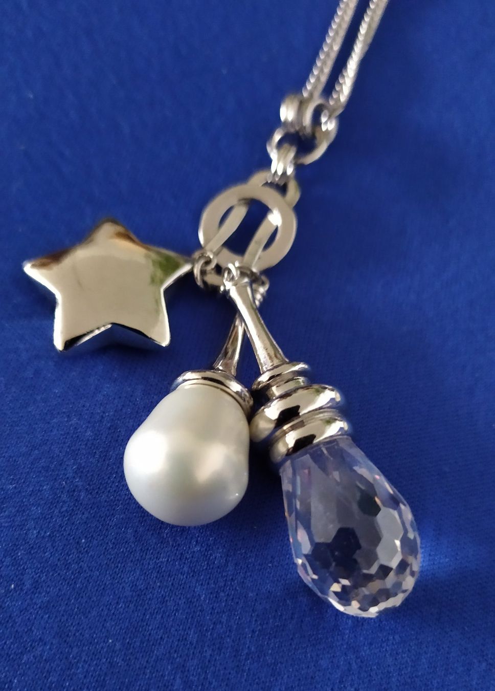 Catenine: Longue chaînette avec 3 pendentifs – Nuovo (secondo la descrizione) da Chezard St-Martin venduto da Loucail 1