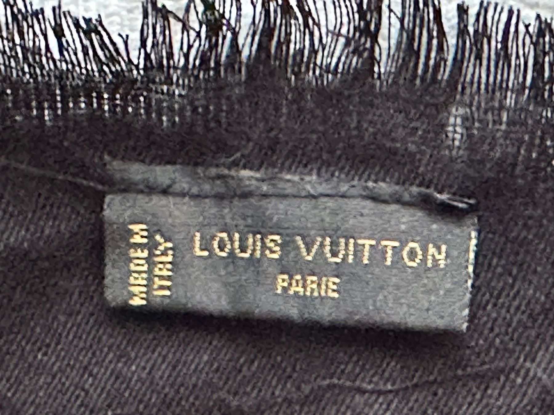 Louis Vuitton Foulard & Sciarpe: Louis Vuitton Schal schwarz Monogramm Muster – Usato da Bülach venduto da Jubet 2