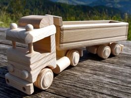 LKW mit Anhänger aus Holz – neues Spielzeug