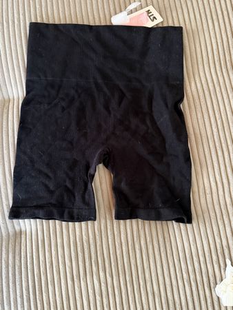 neuwertige Shorts in Grösse M