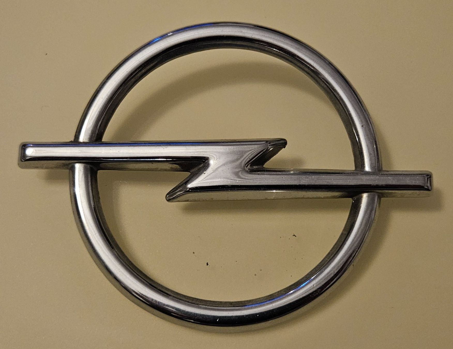 Opel Tutti pezzi di ricambio auto: Opel Blitz Emblem – Usato da Oeschgen venduto da Runningfree666