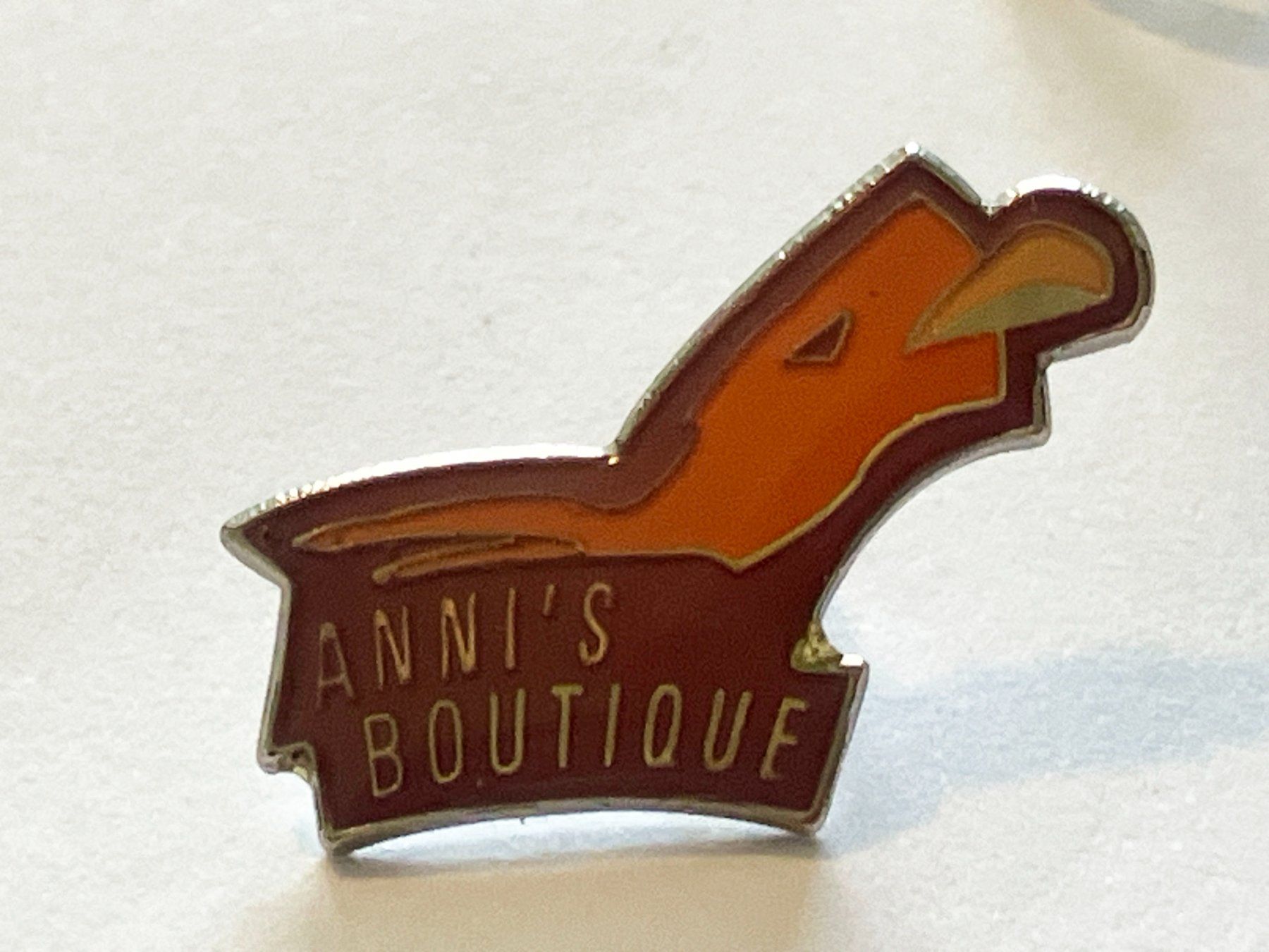 Plaquettes & Badges: 1 Pin Anni's Boutique – D'occasion à Basel par djwwpp