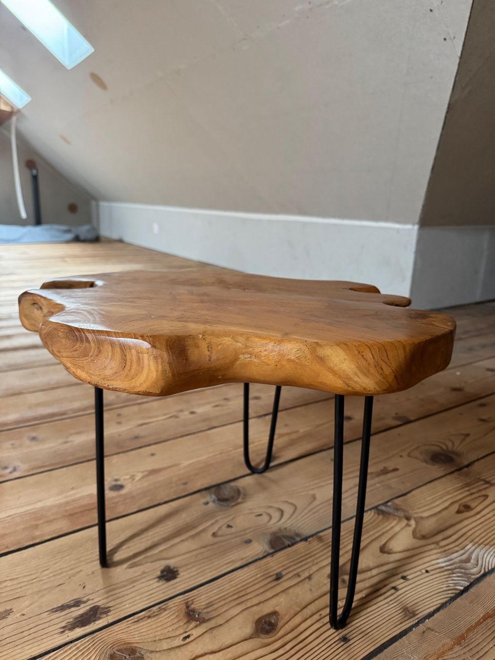 Tavoli: Rustikaler Holz Beistelltisch mit Baumkante – Usato da Winterthur venduto da StellaMariabr