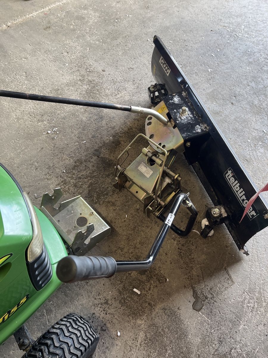 John Deere Tagliaerba: Rasentraktor John Deere mit Schneepflug – Usato da Rickenbach LU venduto da fla_9ft6 6