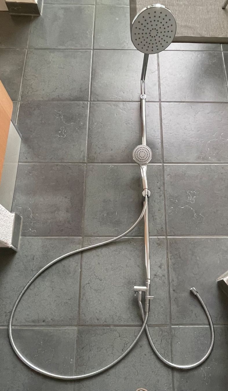 Pommeaux de douche: Duschsystem mit Kopf- und Handbrause – D'occasion à Kestenholz par Noelle4 1