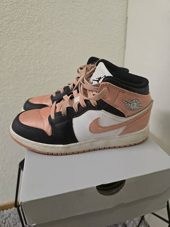 Scarpe da donna: Nike Air Jordan Rose/Schwarz – Usato da Herisau venduto da and_zky9