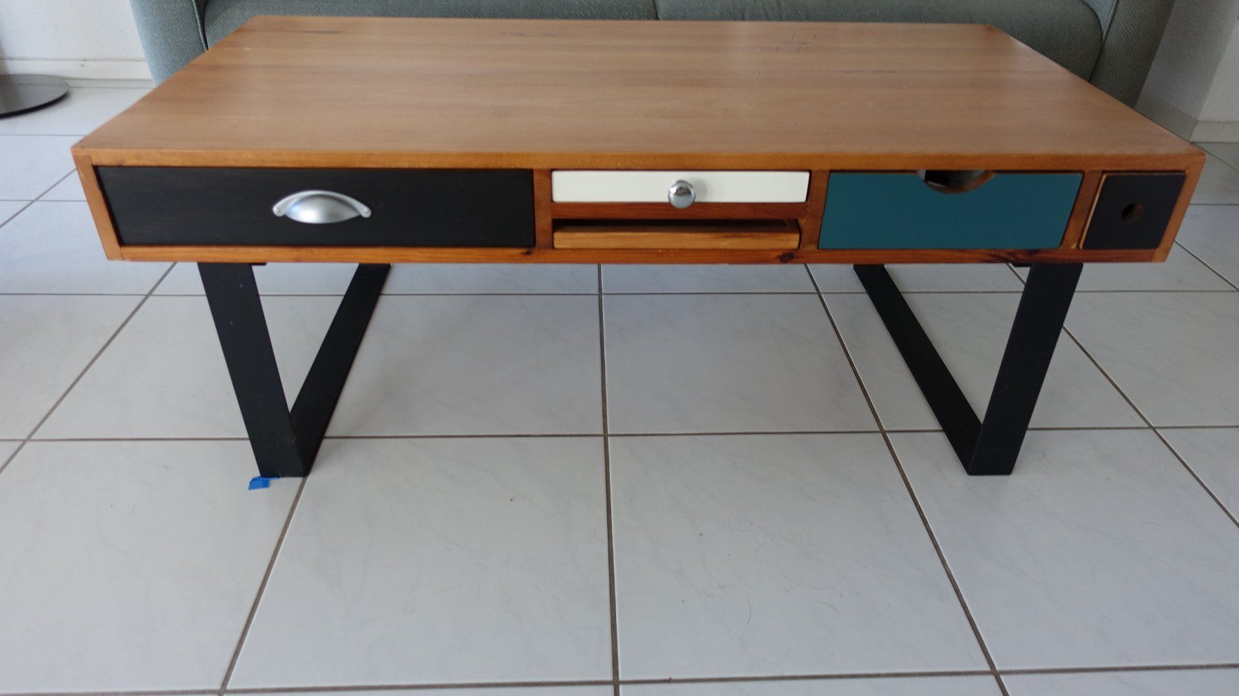 Tavoli: Couchtisch Massiv mit 5 Schubladen – Usato da Reinach AG venduto da Larote 1