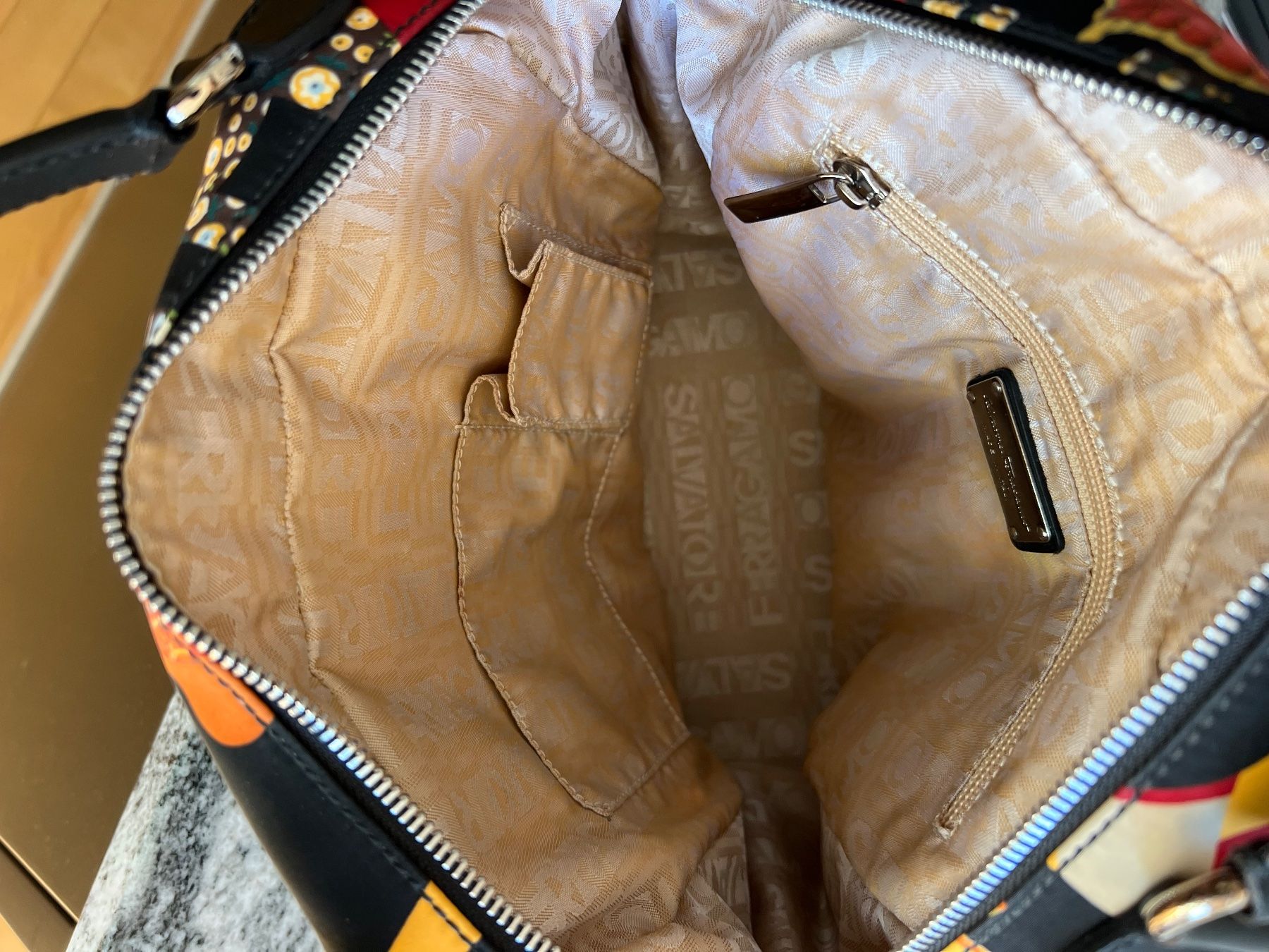 Salvatore Ferragamo Sacs femmes: Ferragamo Salvatore Handtasche ungebraucht – Neuf (Voir description) à Bellmund par sibon 2