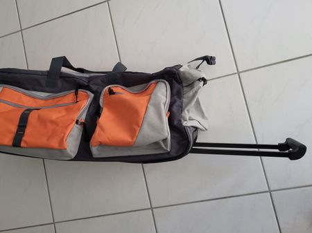 Reise-/Sporttasche mit mehreren sep. Seitentaschen