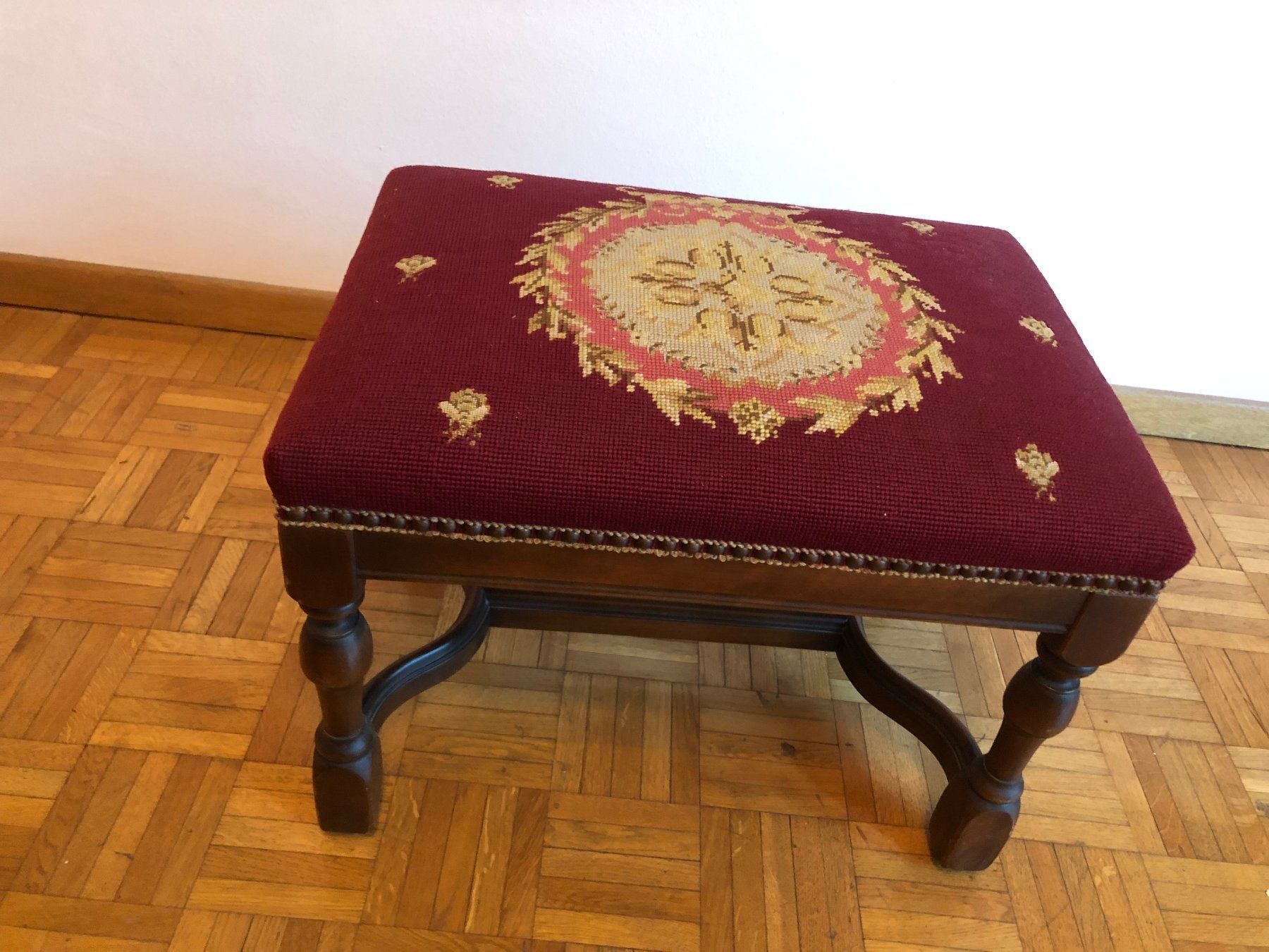 Sgabelli: SGABELLO  ANNI 1960 RICAMATO  A MANO – Usato da Davesco-Soragno venduto da cap_67b9
