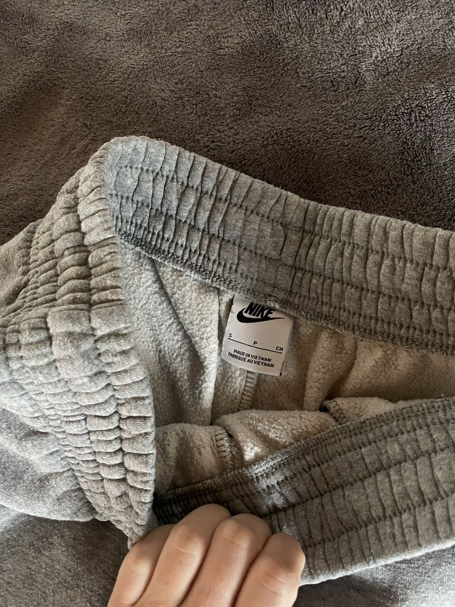 Nike Pantaloni: Jogging Nike gris – Usato da Ponts-de-Martel venduto da Manon_.brs 3