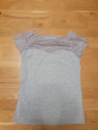 Shirt grau mit Spitzenbesatz