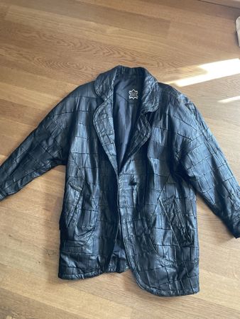 Schwarze Lederjacke im Schachbrettmuster, Grösse M