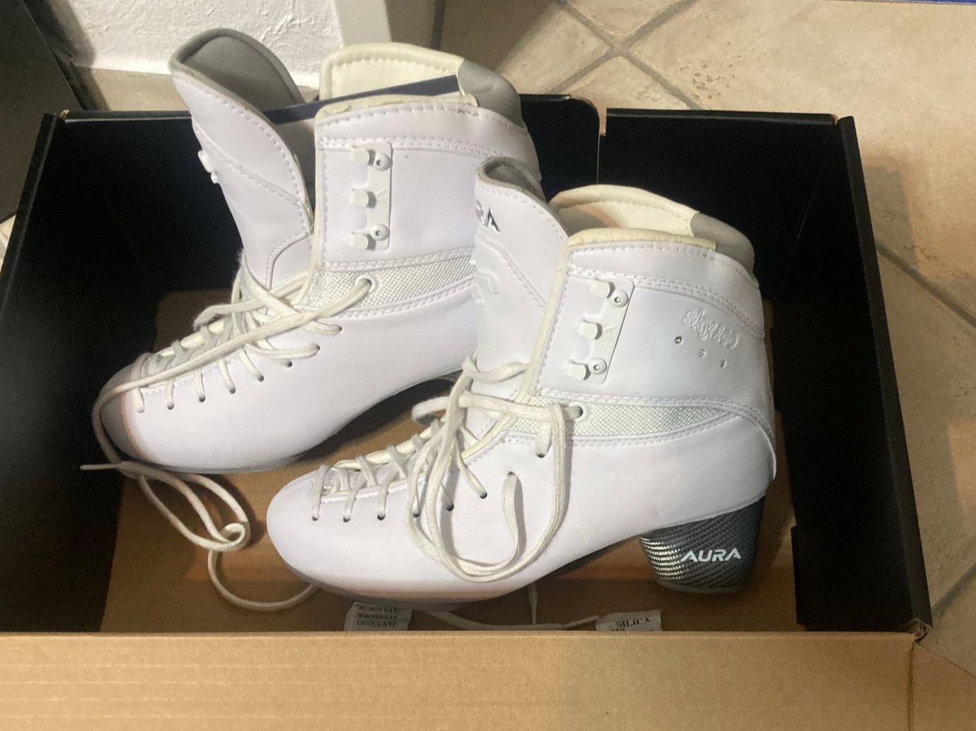 Pattini da ghiaccio: Schlittschuhe AURA Sky 100 Grösse 250 B – Usato da Embrach venduto da carina 1