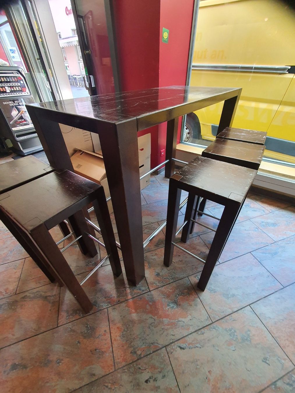 Set di tavolo e panche: Masiver Bar Tisch mit 6 Hocker – Usato da Erstfeld venduto da Gina033 2