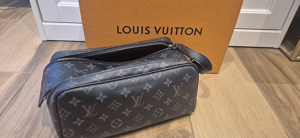 Louis Vuitton Custodie per cosmetici: Louis Vuitton Dopp Kit M46354 – Usato da Lupsingen venduto da ema_fh7c