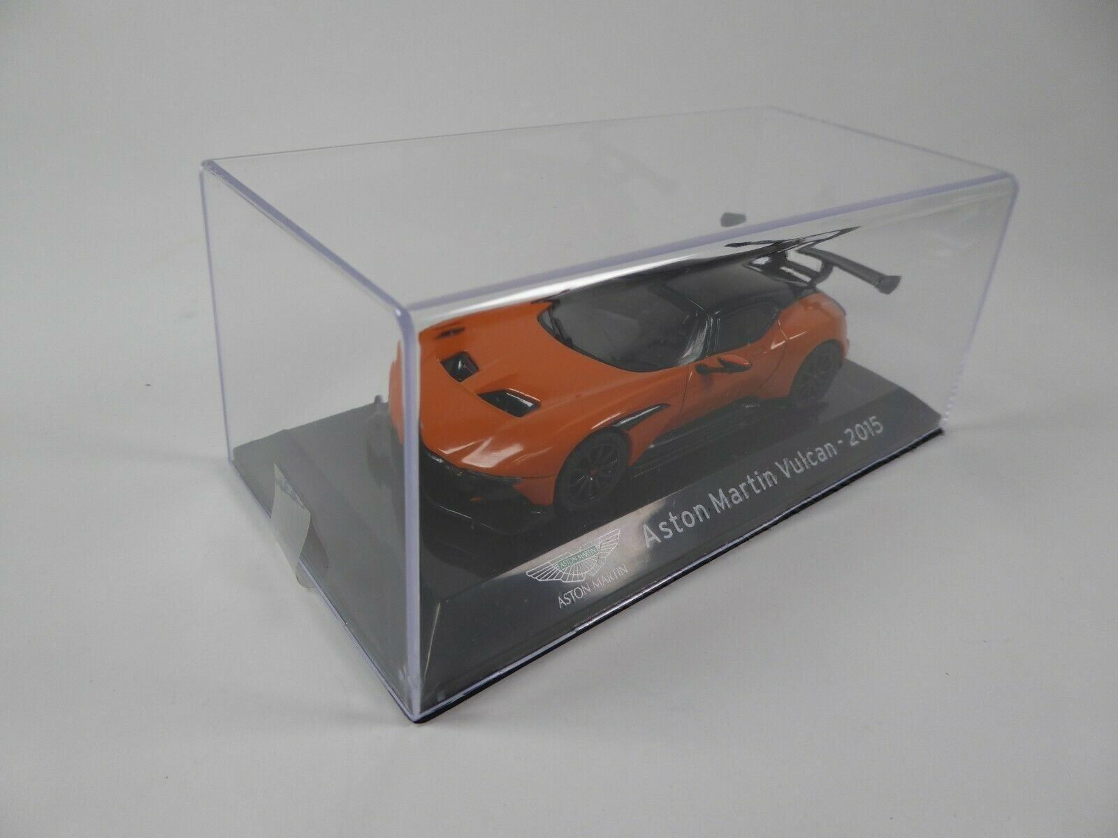 Aston Martin Modellini d'auto: Aston Martin Vulkan seit 2015 orange / schwarz      1:43 – Nuovo e nell'imballaggio originale da Gerlafingen venduto da espero88 6