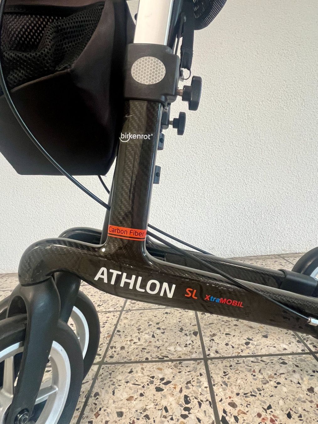 Ausili per la deambulazione: Leichter Carbon Rollator Athlon SL XtraMobil. – Usato da Zürich venduto da Dmbz 1