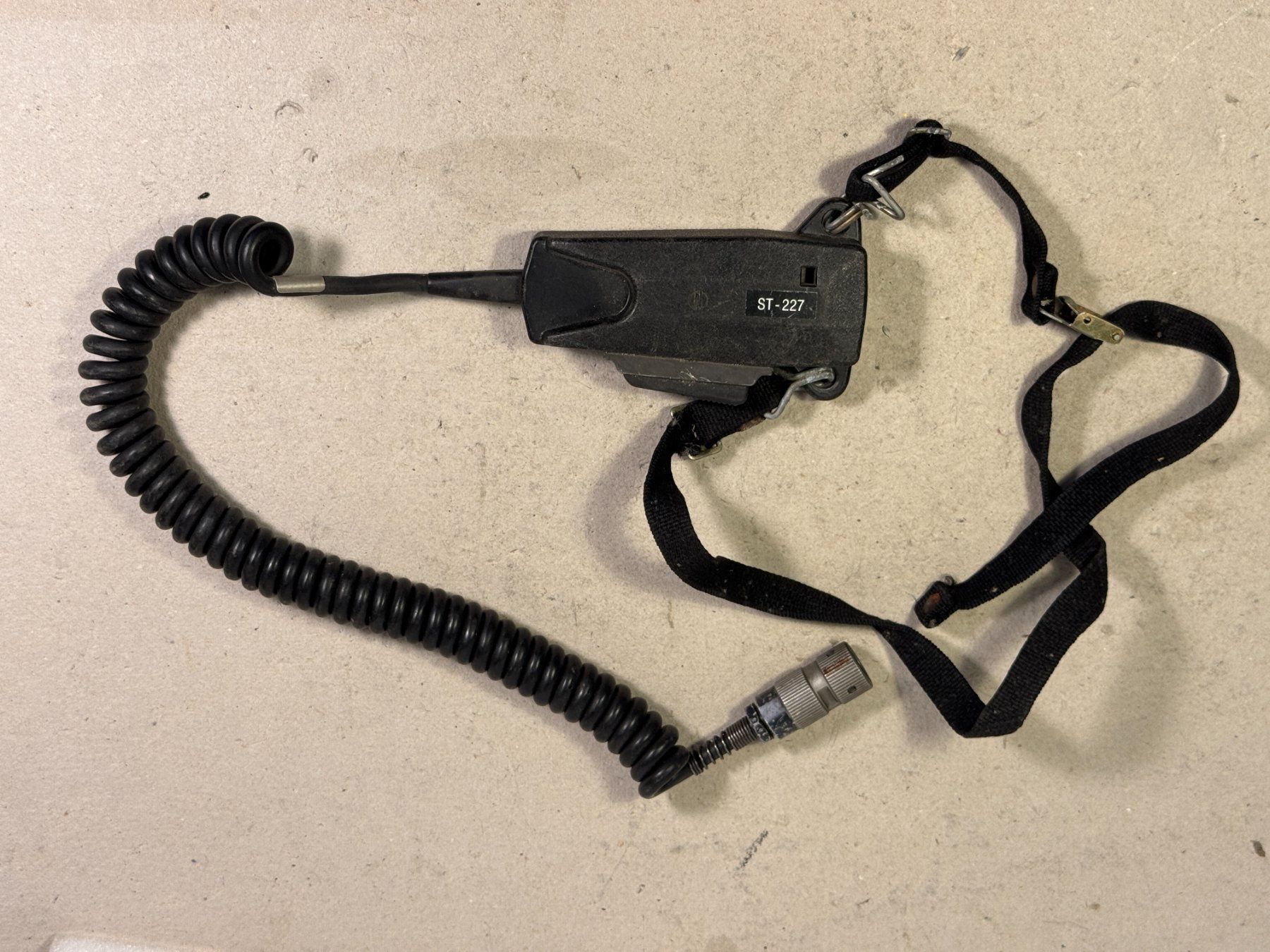 Technique de radiocom: Funk Sprechtaste SE-227 – D'occasion à Ins par funkflieger