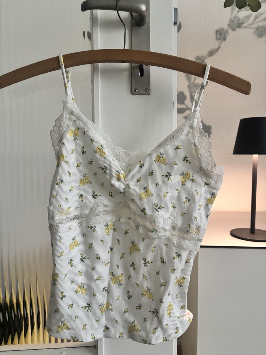 H&M Tops: H&M Top mit Blumenmuster und Spitze Groesse S – Neu (gemäss Beschreibung) aus Kehrsatz von luc_vs5c