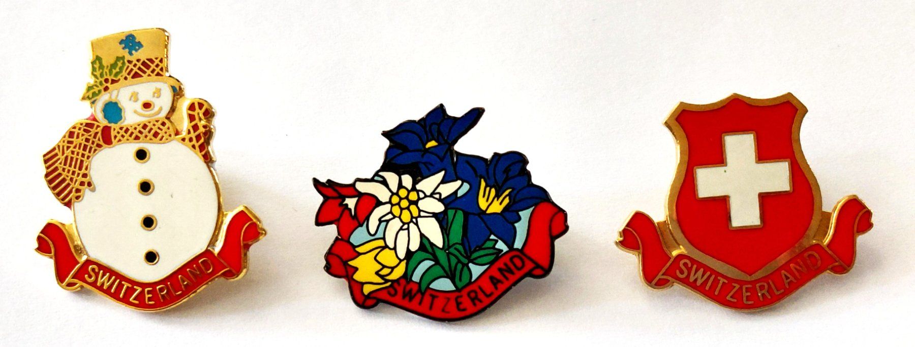 Placchette & Badge: 3 PIN's Switzerland – Usato da Luzern venduto da qualifair