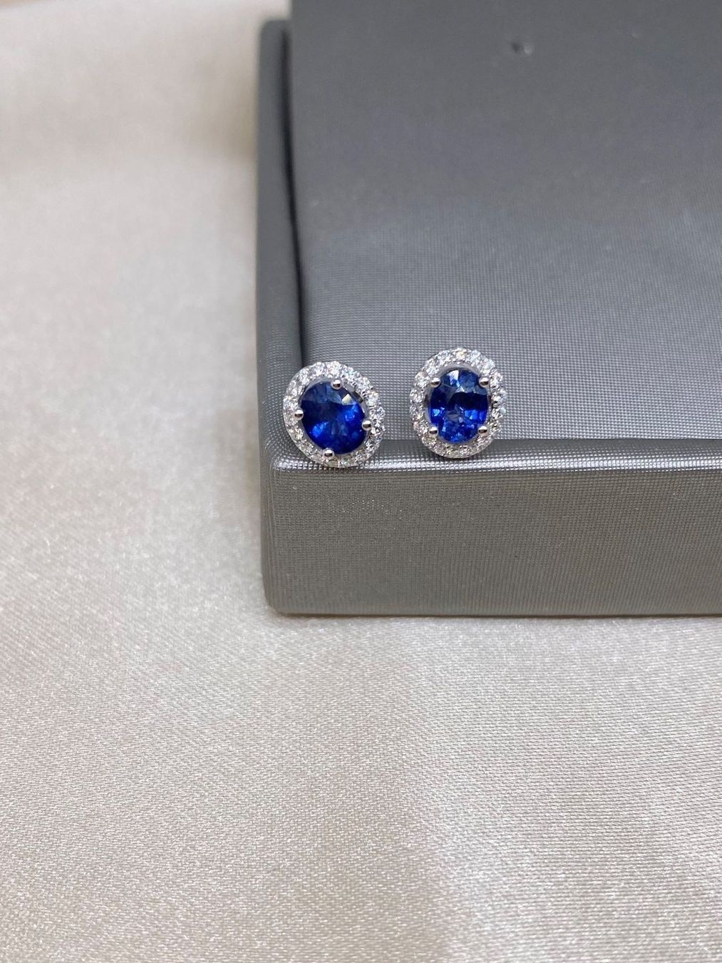 Ohrringe & -stecker: Saphir Ohrstecker /18k Gold/ Diamanten – Neu und originalverpackt aus Sarnen von Yingsperlen1