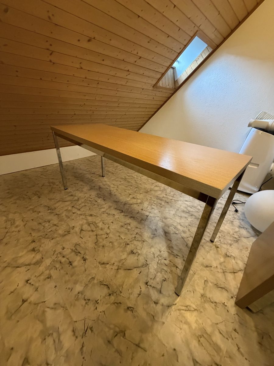 Scrivanie: Holz-Bürotisch mit Metallbeinen – Usato da Zürich venduto da svj_mdb8 2