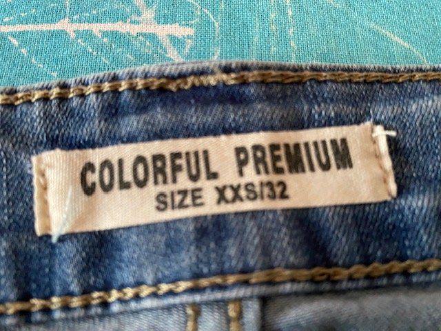 Jeans: Damen Jeans Capri hellblau mit Strass, Grösse 34 – Usato da Ergisch venduto da July64 4